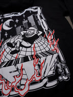 Detailansicht des illustrativen Backprints auf schwarzem Hoodie