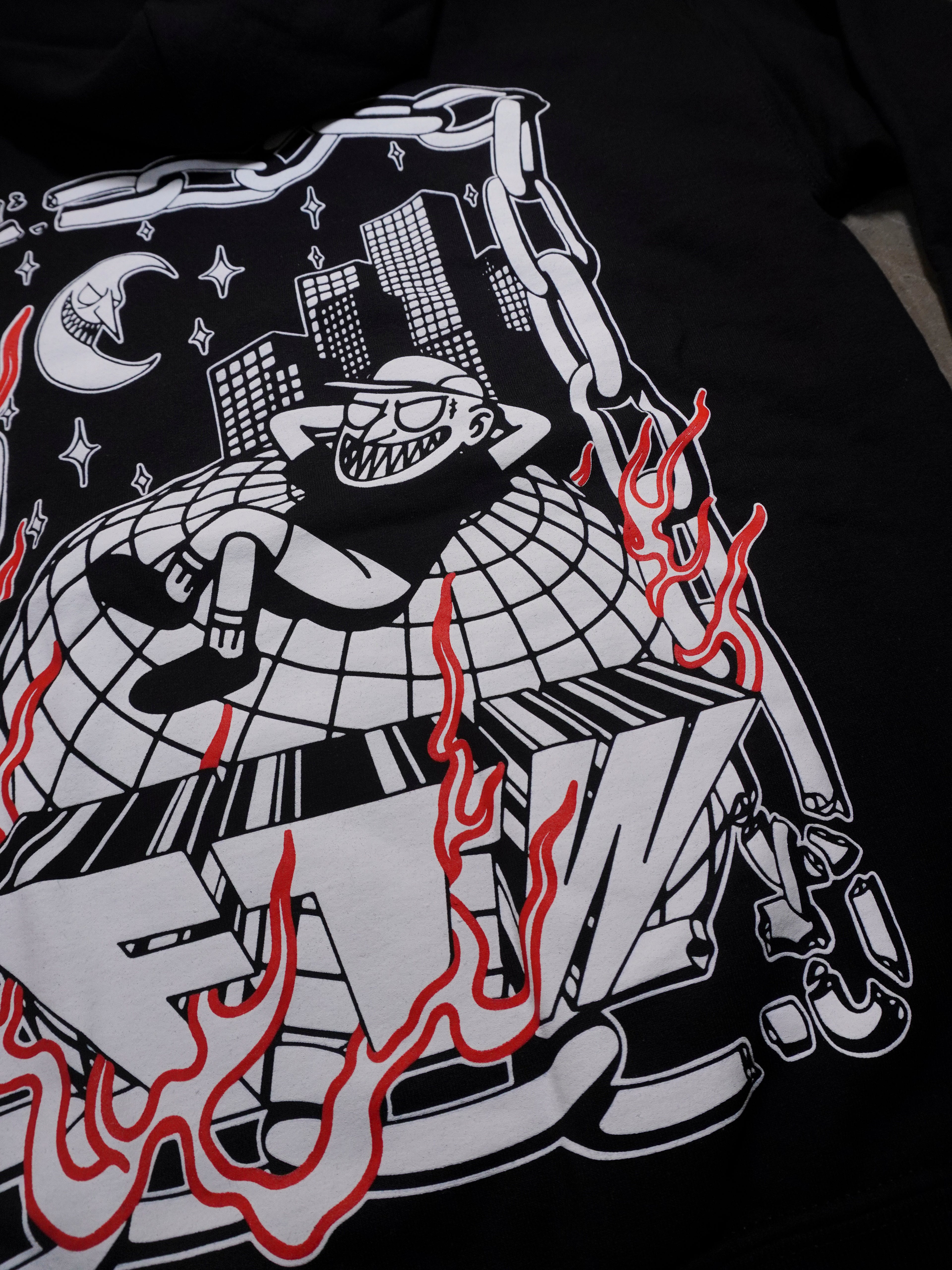 Detailansicht des illustrativen Backprints auf schwarzem Hoodie