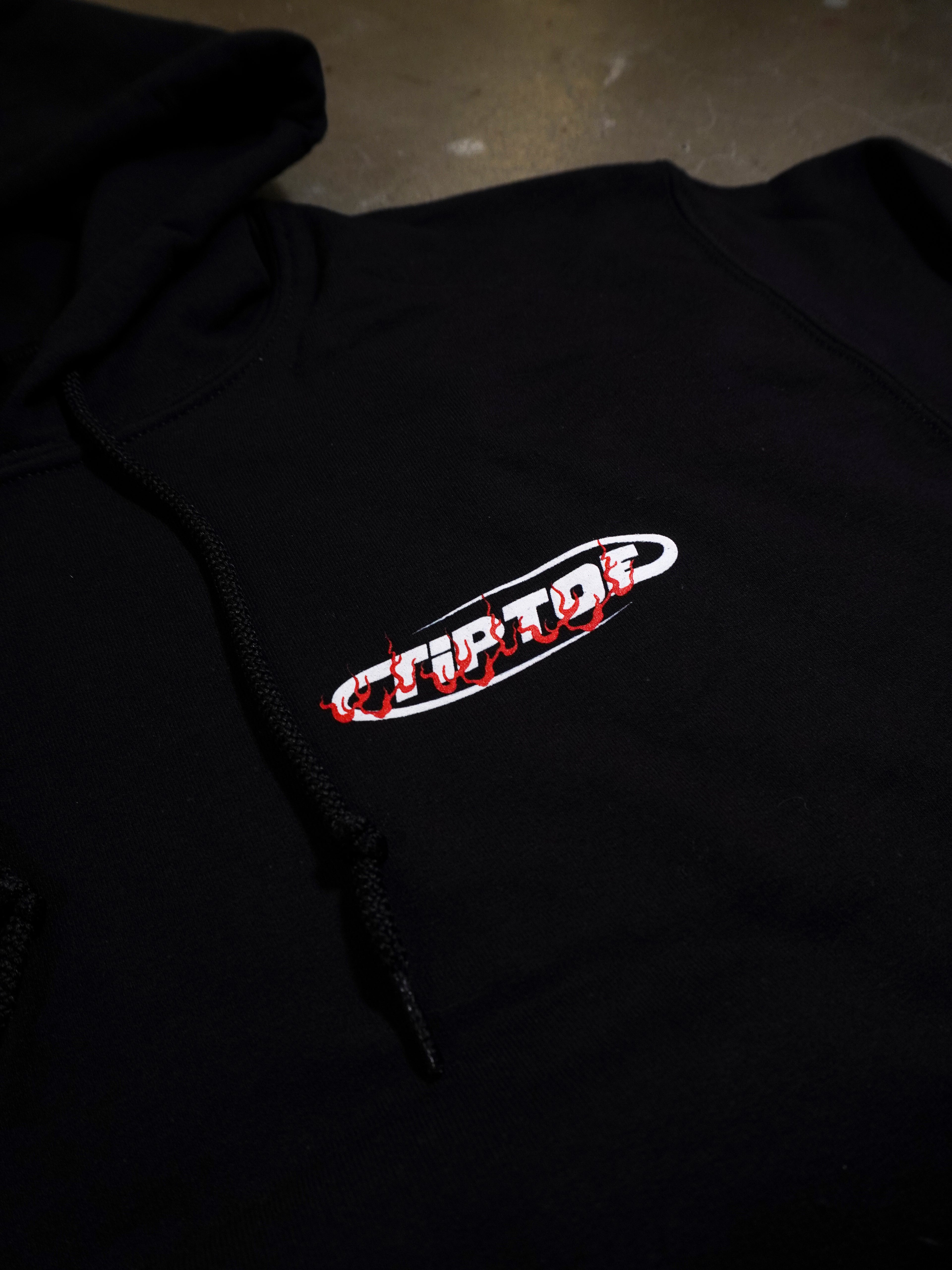 Detailaufnahme des Frontlogos auf schwarzem Hoodie