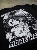 Detailansicht des illustrativen Backprints auf schwarzem Sweater