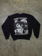 Schwarzer Sweater im Flatlay mit großflächigem Backprint