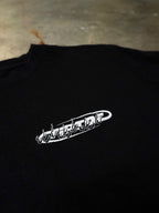 Detailaufnahme des kleinen Frontlogos auf schwarzem T-Shirt