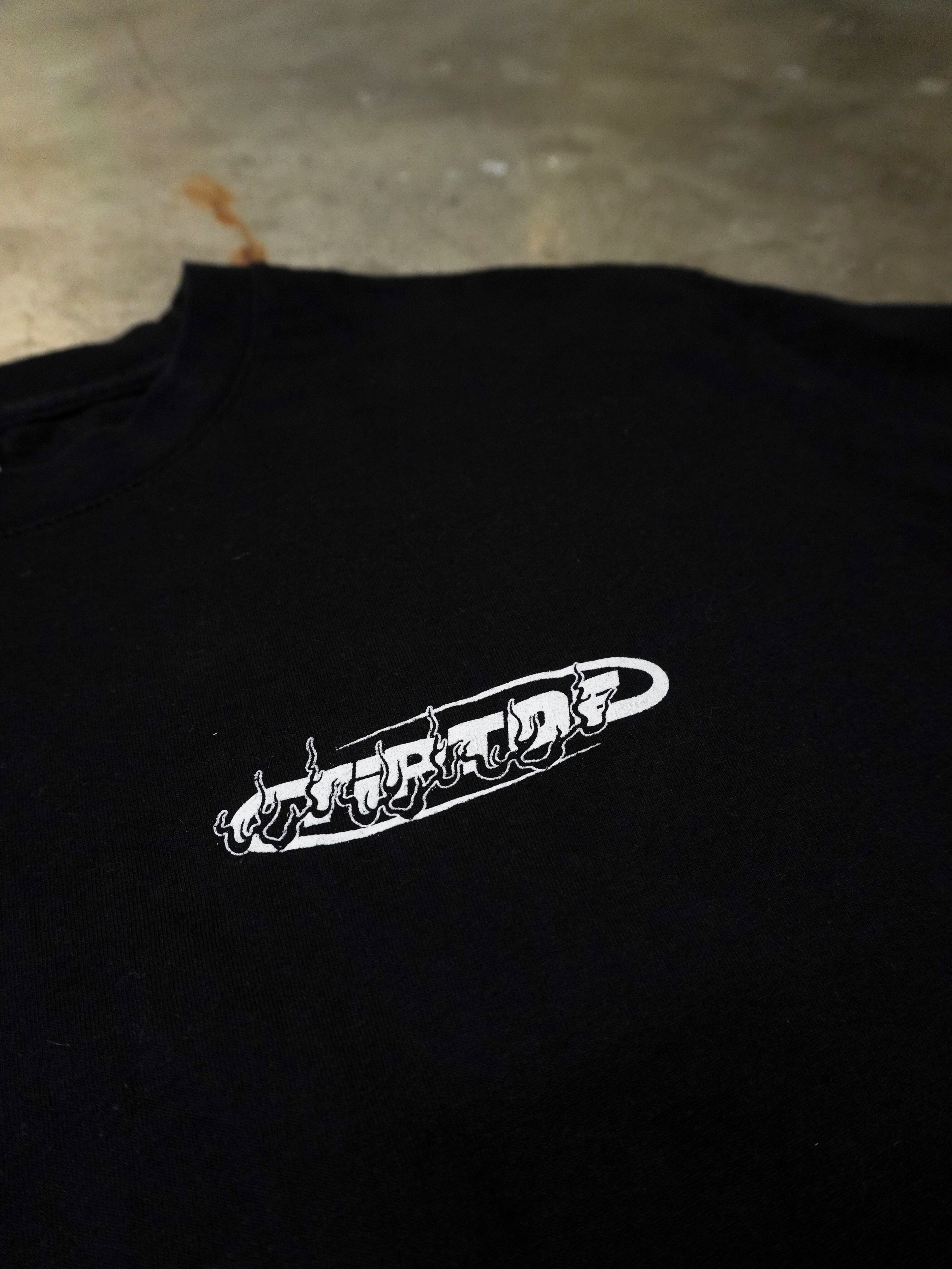 Detailaufnahme des kleinen Frontlogos auf schwarzem T-Shirt