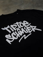 Detailansicht des typografischen Frontprints auf schwarzem T-Shirt