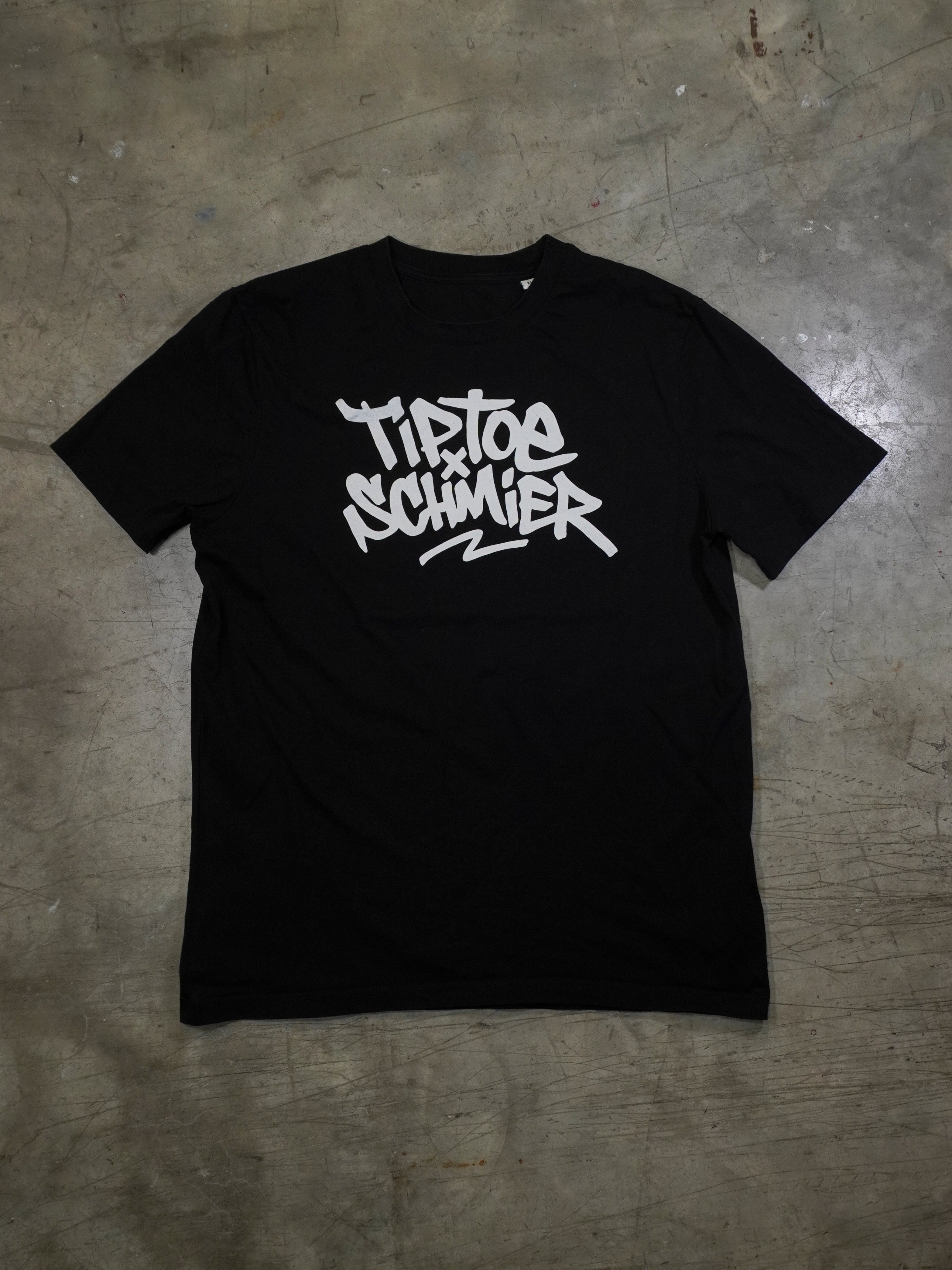 Schwarzes TiPTOE T-Shirt im Flatlay mit großem typografischen Frontprint