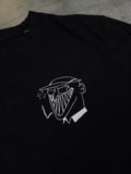 Detailansicht des kleinen illustrativen Brustprints auf schwarzem T-Shirt