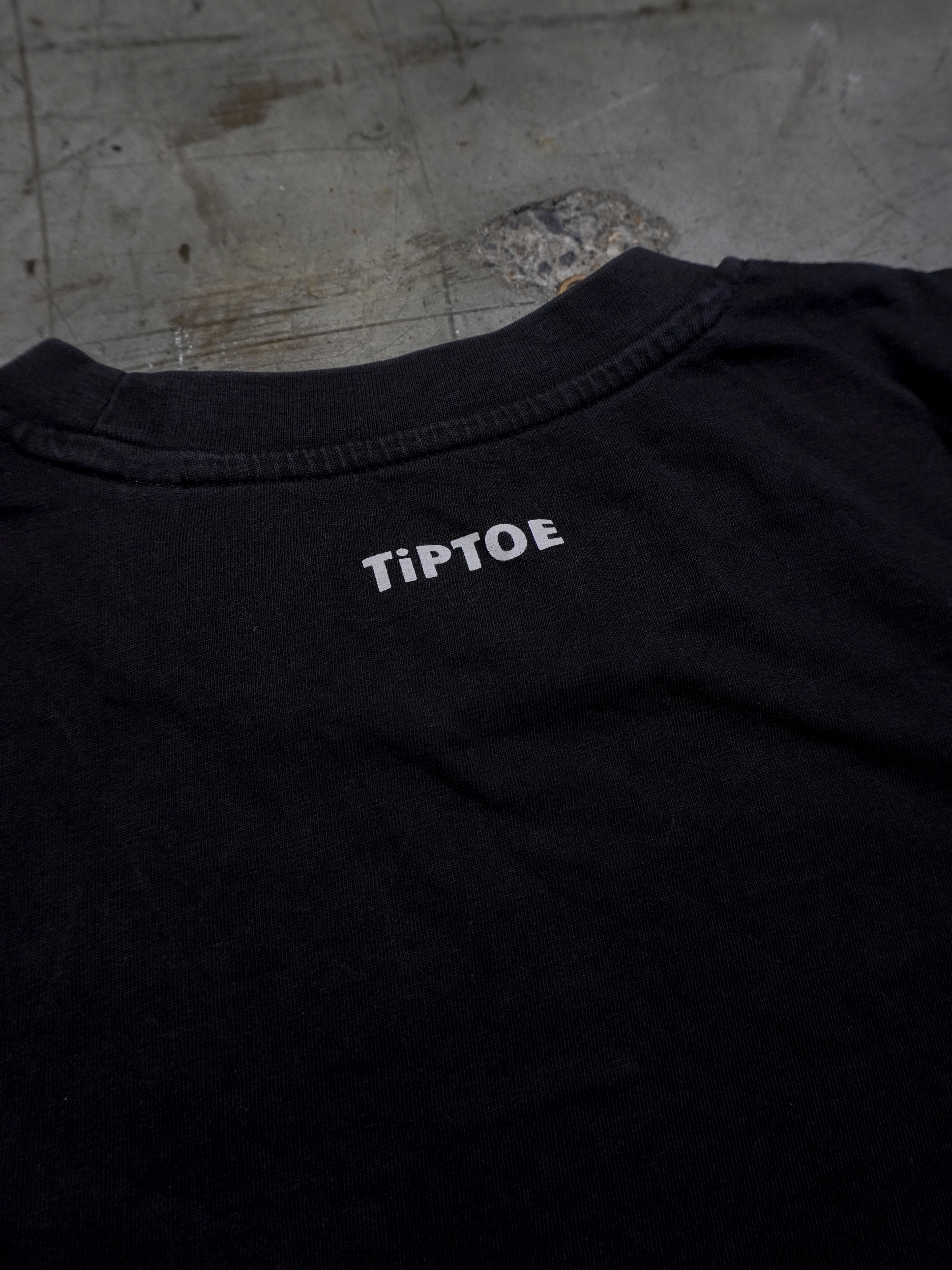 Detailaufnahme des kleinen Nackenlogos auf schwarzem T-Shirt