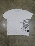Weisses T-Shirt im Flatlay mit seitlich platziertem Illustrationsprint
