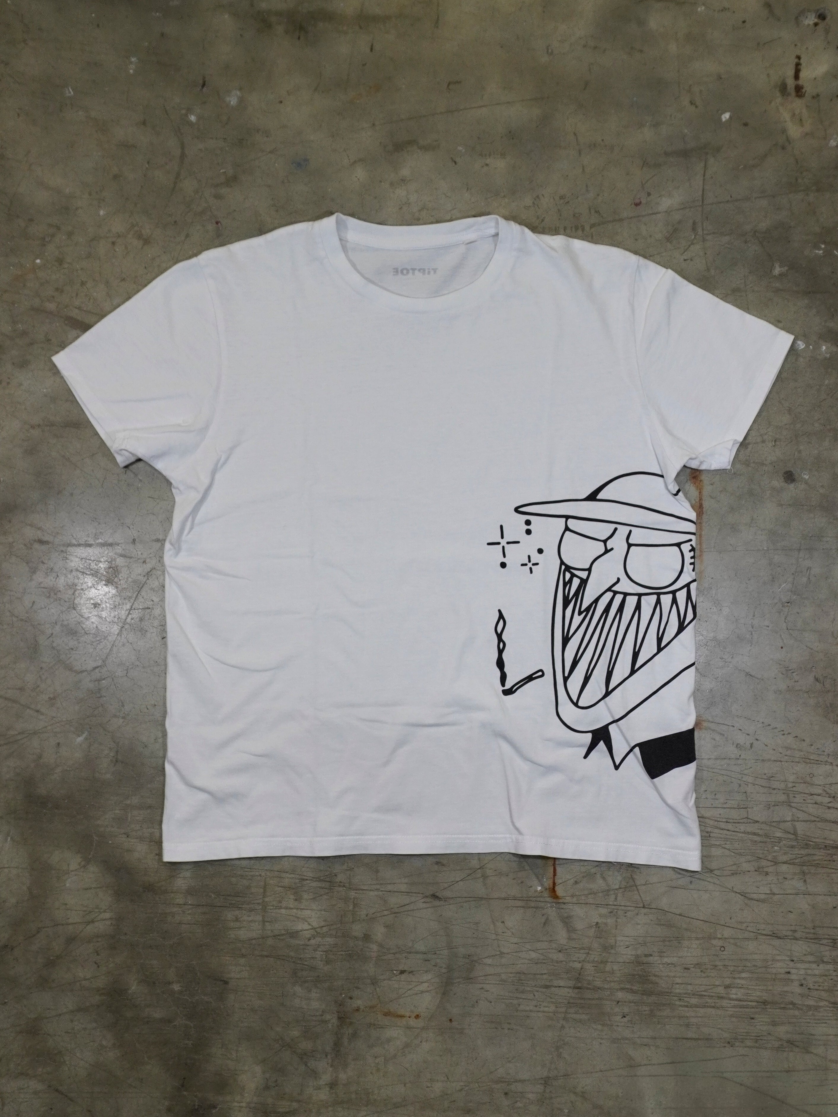 Weisses T-Shirt im Flatlay mit seitlich platziertem Illustrationsprint