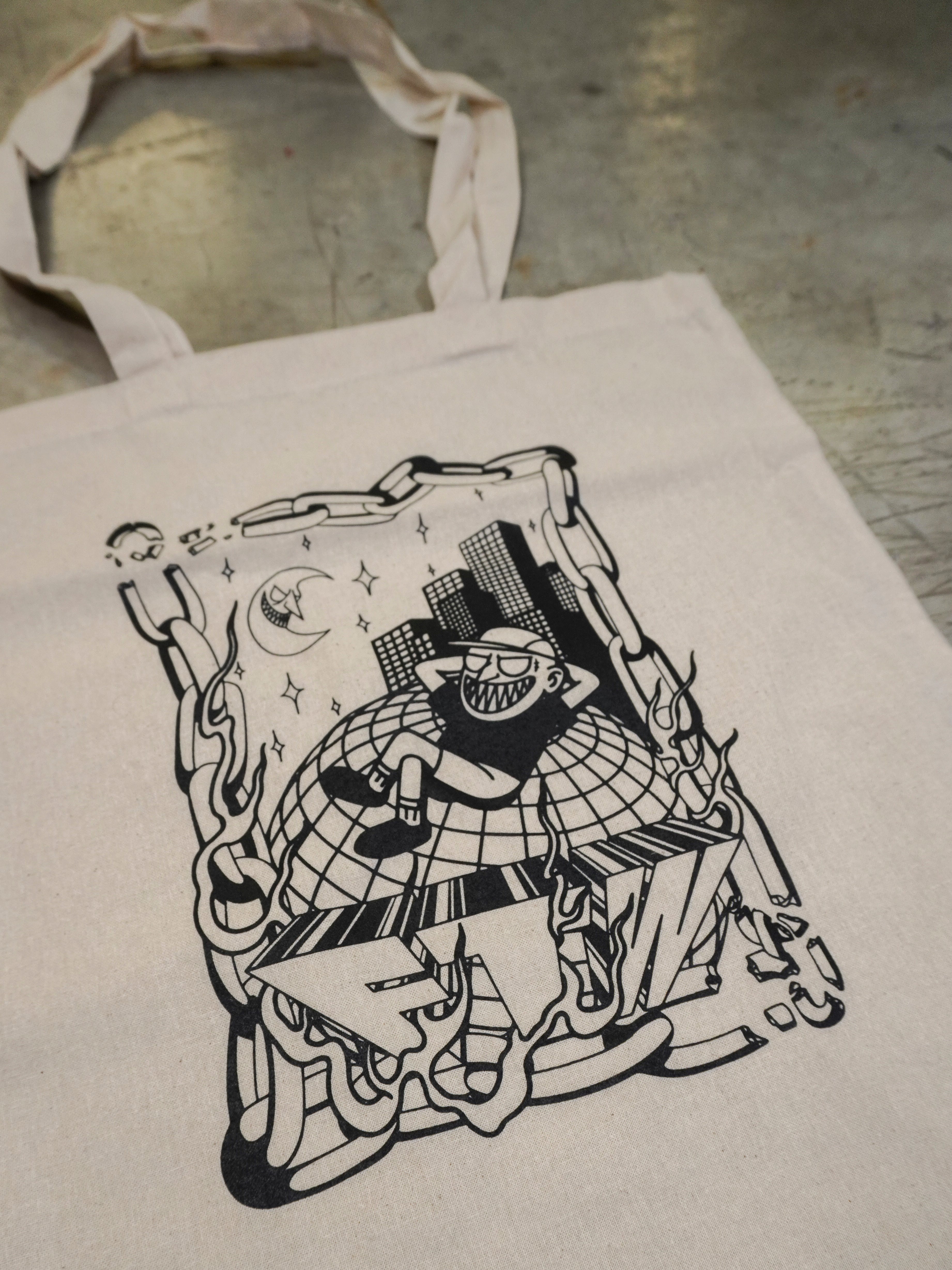 Detailansicht des illustrativen Frontprints auf naturfarbener Totebag