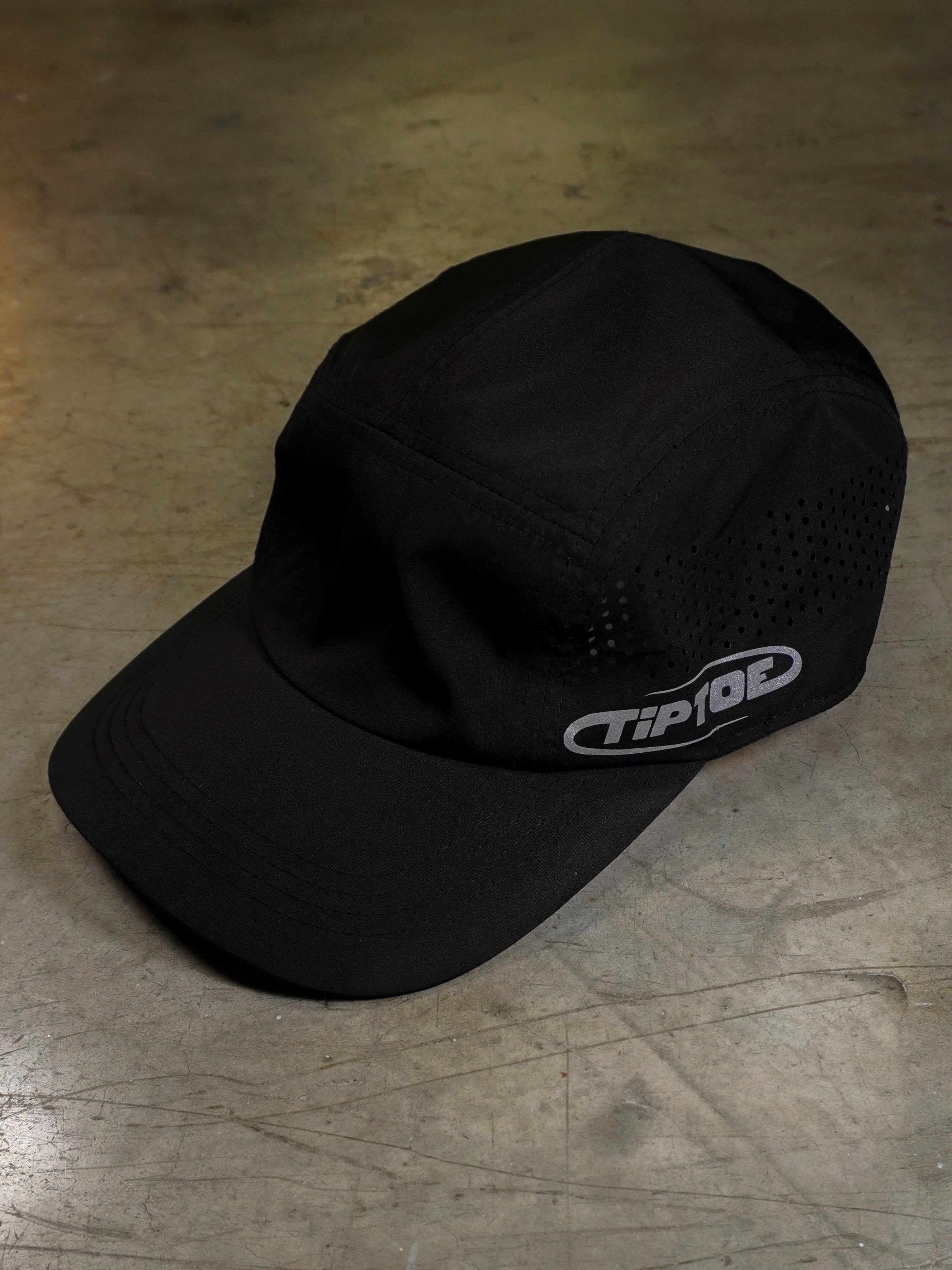 Schwarze Running Cap mit gebogenem Schirm im Flatlay