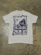 Weisses TiPTOE T-Shirt im Flatlay mit großem illustrativem Backprint