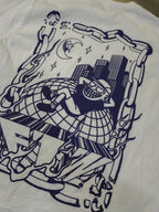 Detailansicht des illustrativen Backprints auf weissem Baumwoll-T-Shirt