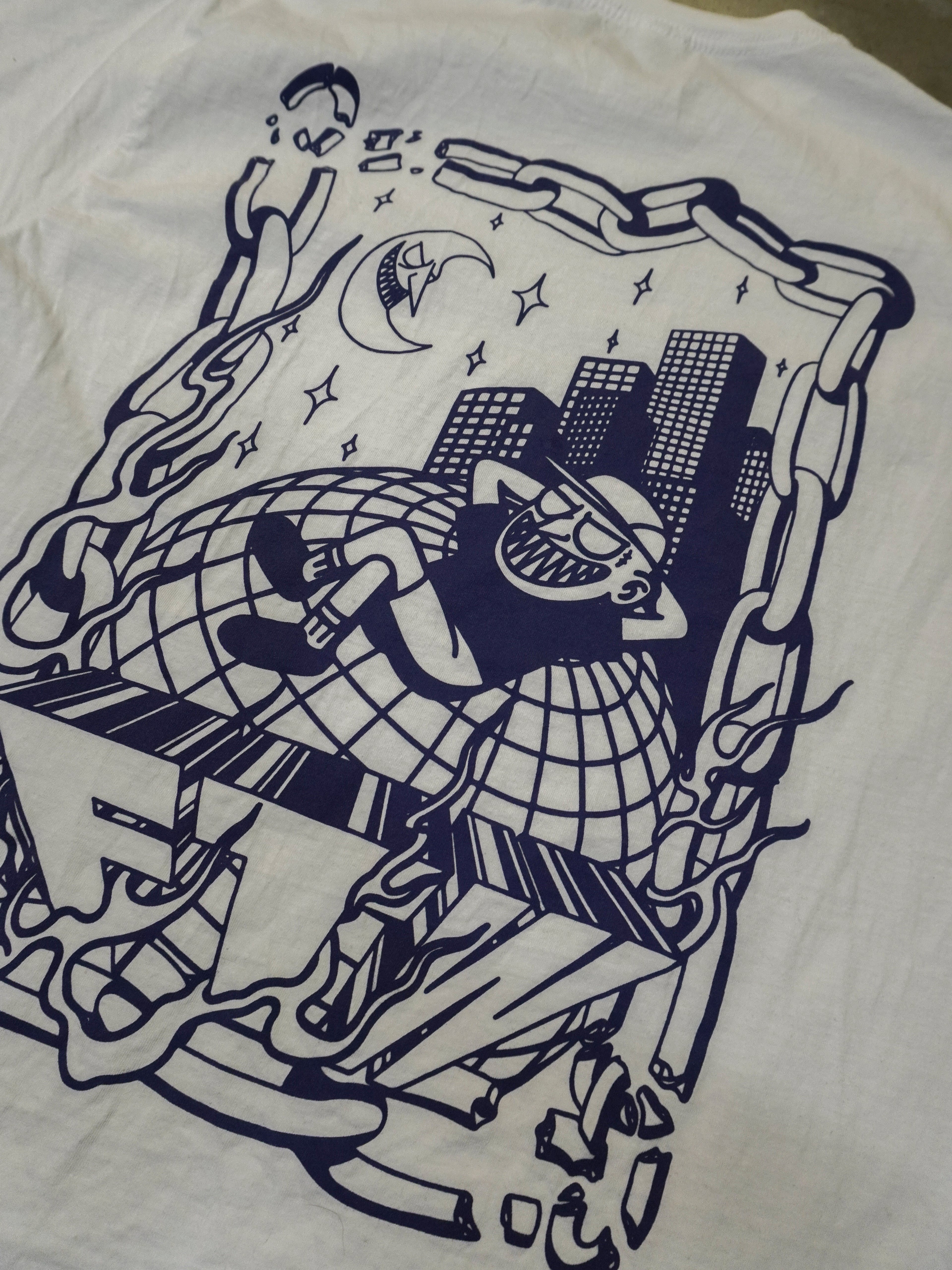 Detailansicht des illustrativen Backprints auf weissem Baumwoll-T-Shirt