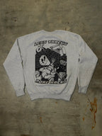 Grauer Sweater im Flatlay mit großflächigem Backprint