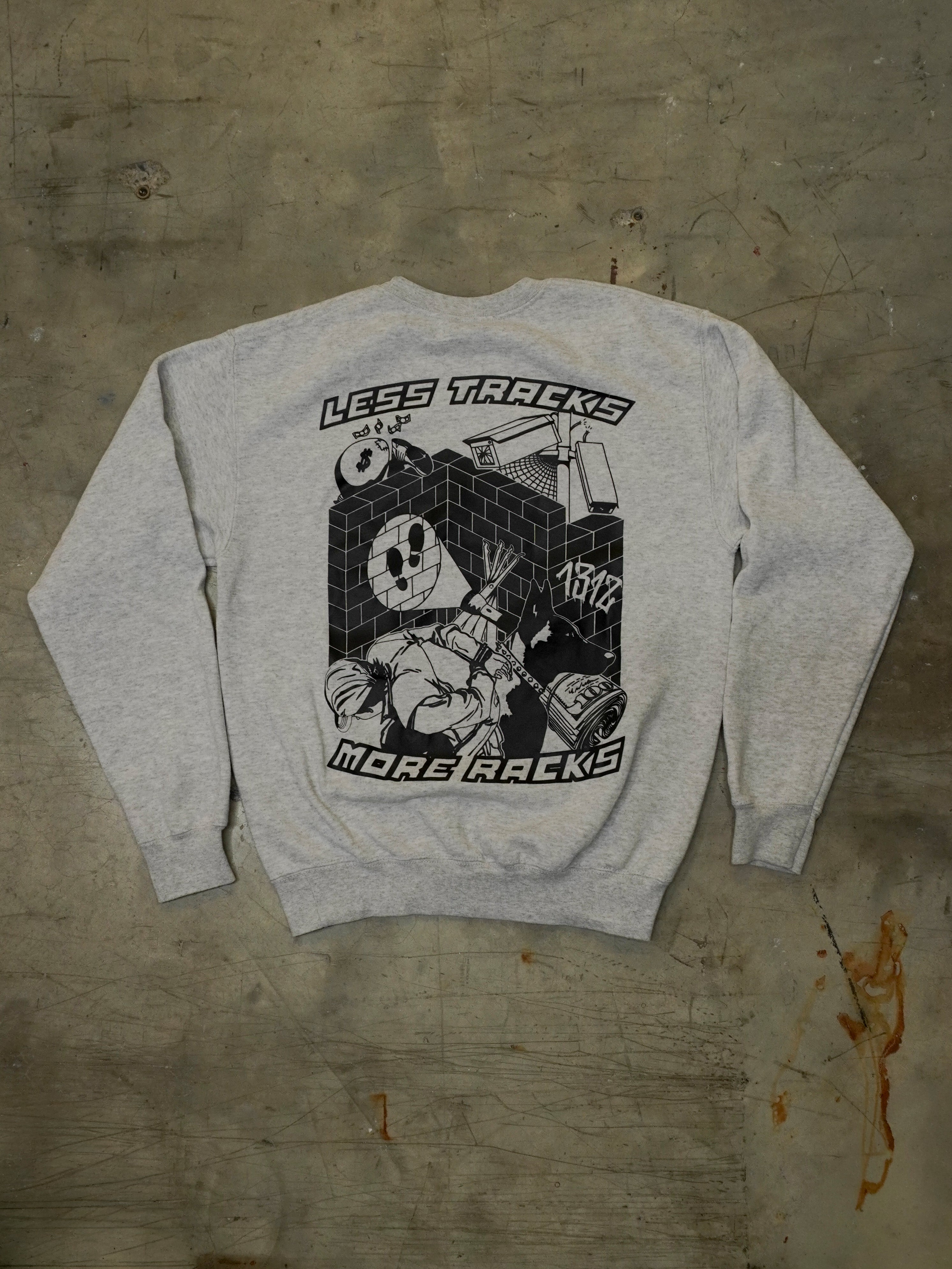 Grauer Sweater im Flatlay mit großflächigem Backprint
