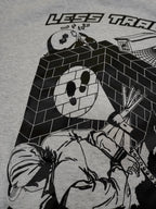 Detailansicht des illustrativen Backprints auf grauem Sweater