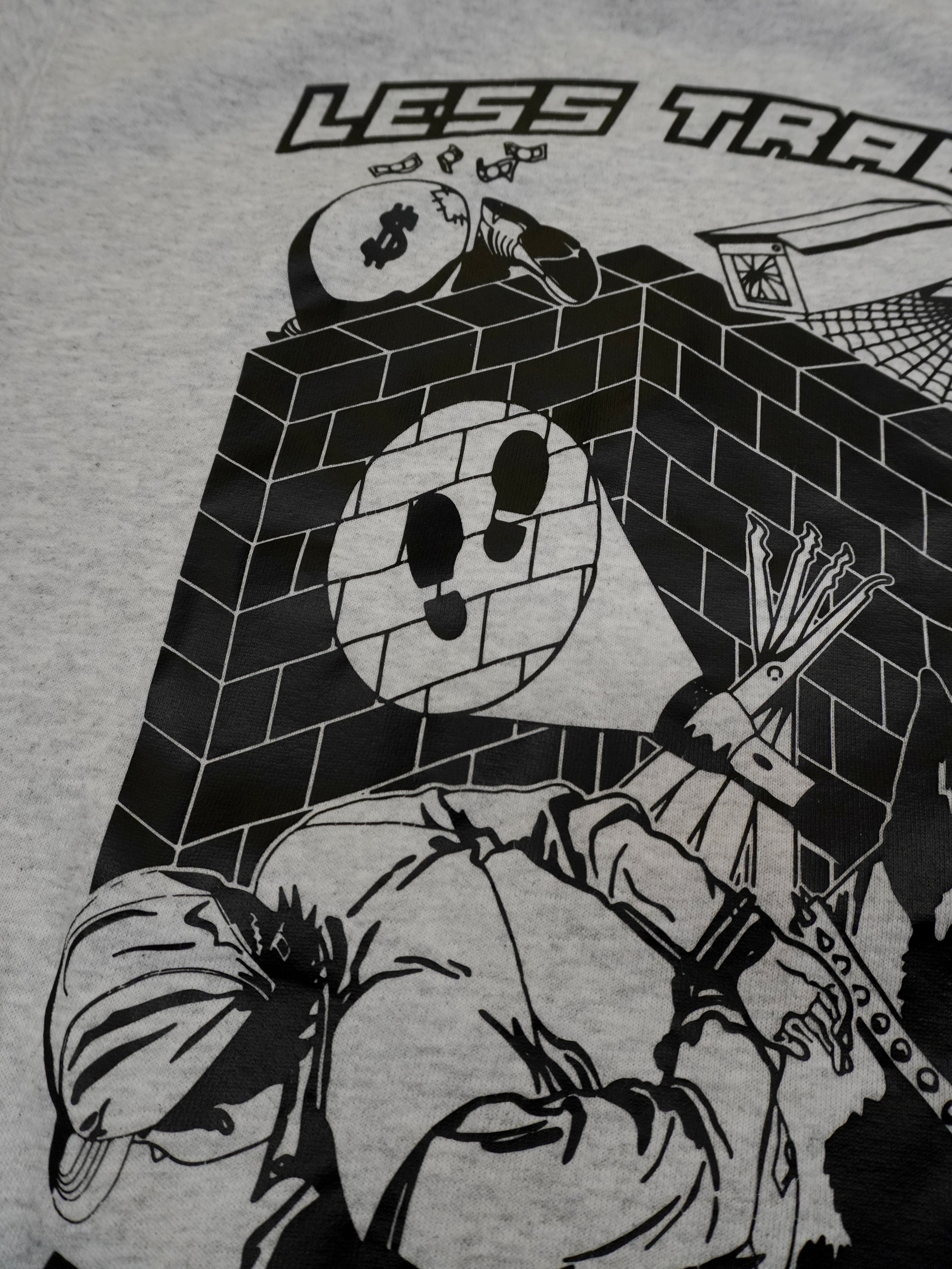 Detailansicht des illustrativen Backprints auf grauem Sweater