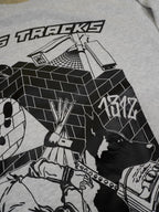 Nahaufnahme eines weiteren Ausschnitts des Backprints auf grauem Sweater