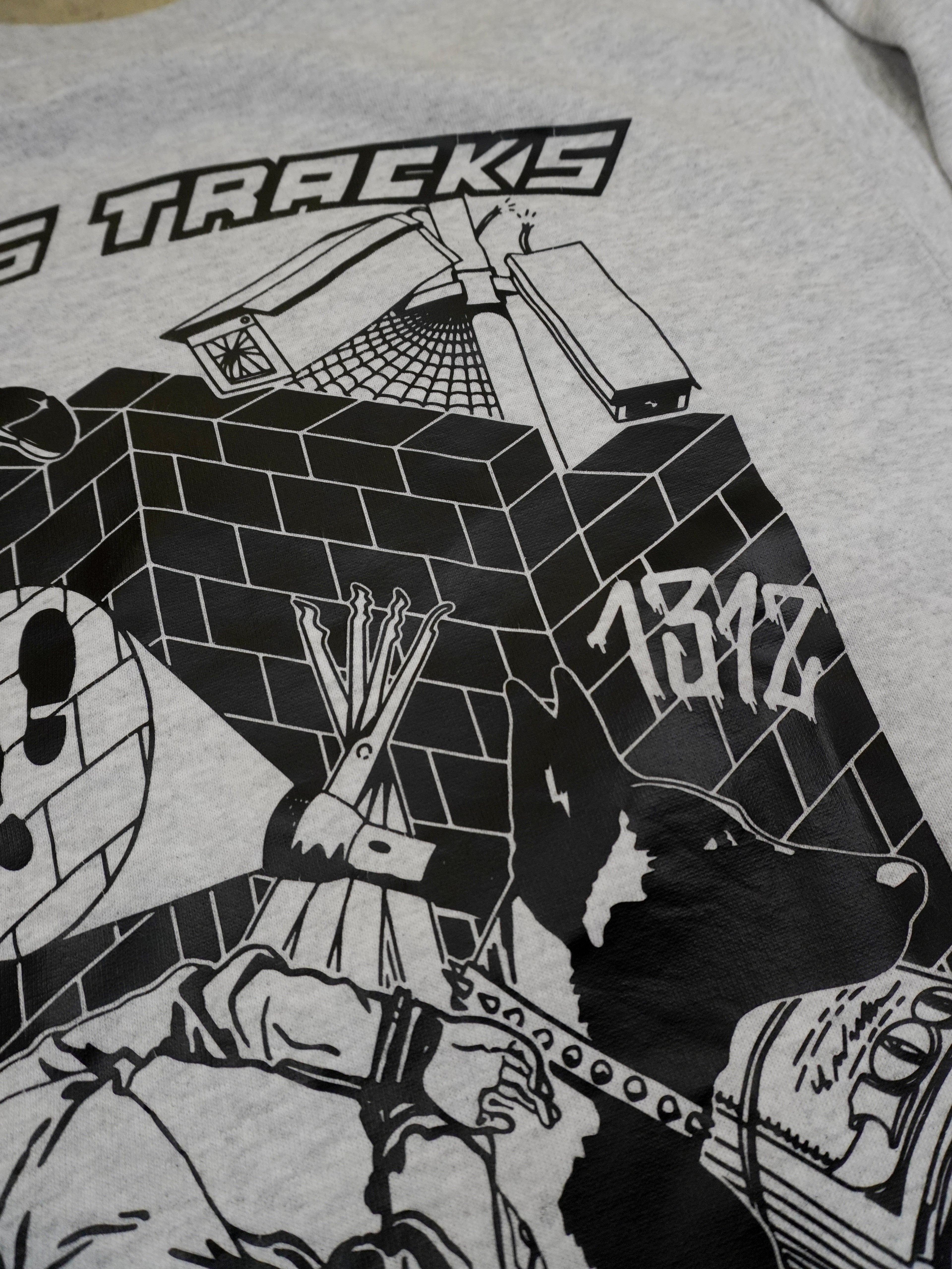 Nahaufnahme eines weiteren Ausschnitts des Backprints auf grauem Sweater