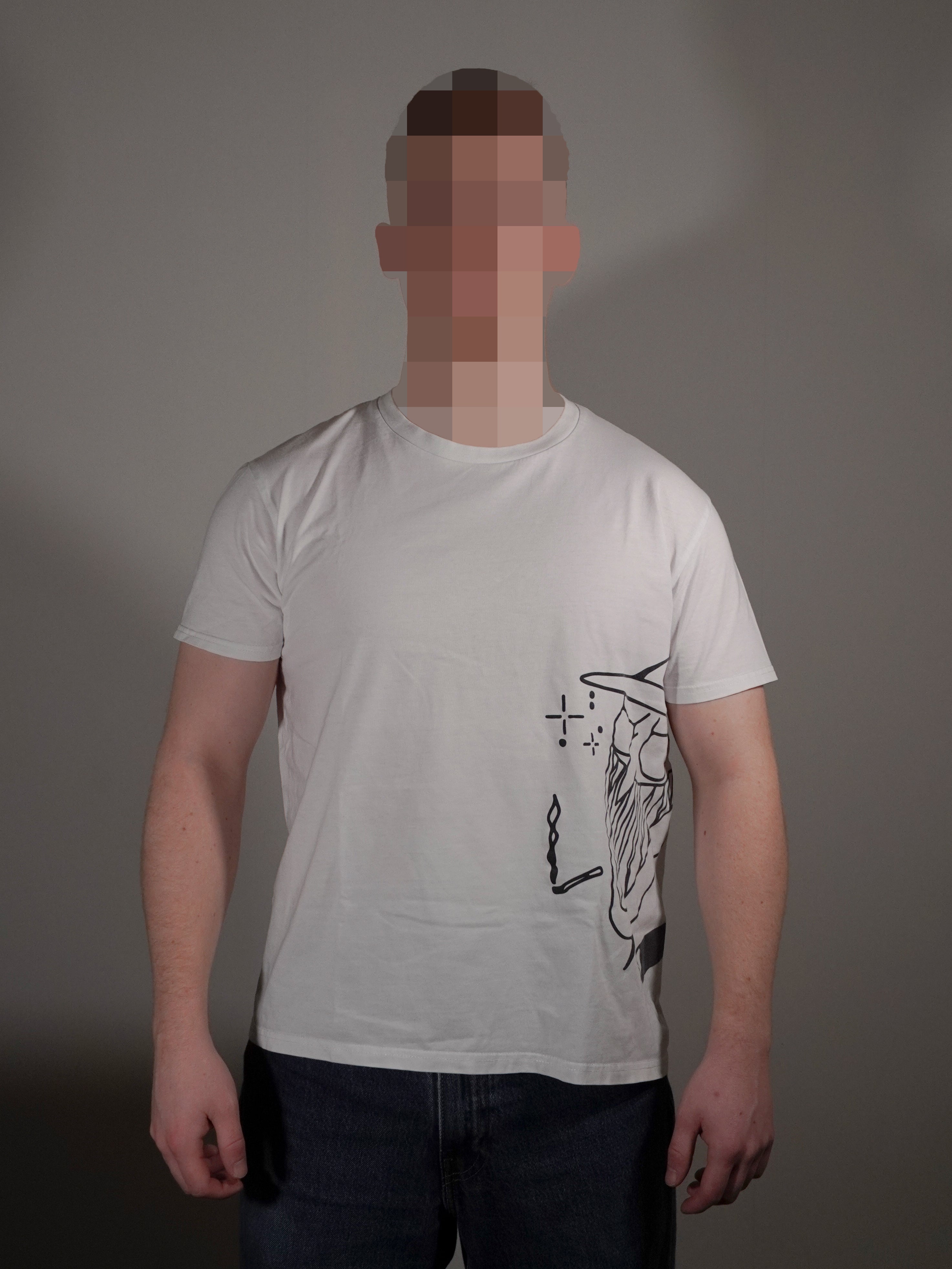 Weisses T-Shirt mit seitlichem Print getragen von Model in klassischer Passform