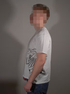 Seitenansicht des weissen T-Shirts mit seitlichem Illustrationsprint getragen von Model