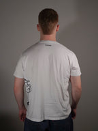 Rückansicht des weissen T-Shirts getragen von Model