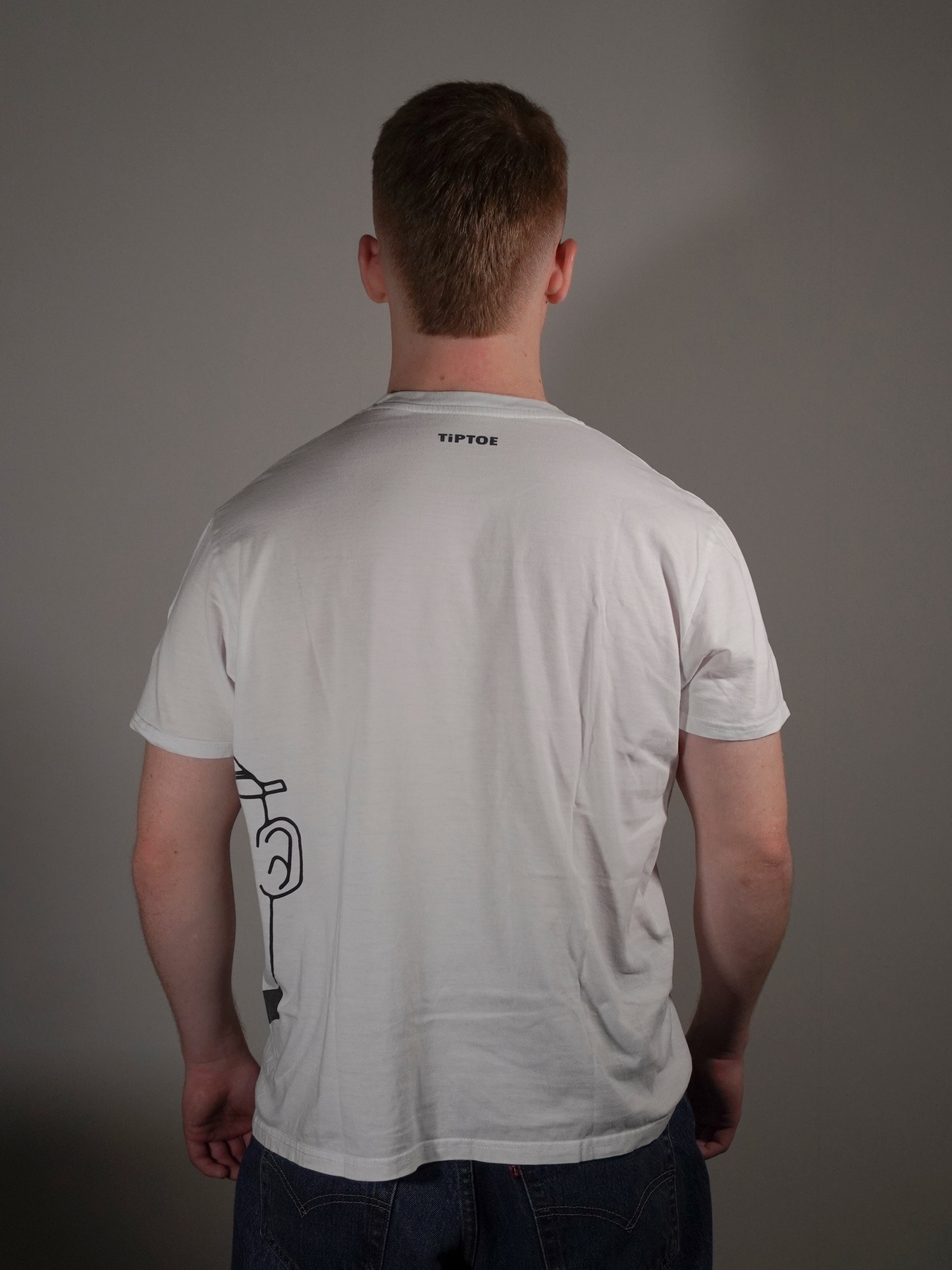 Rückansicht des weissen T-Shirts getragen von Model