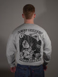 Grauer TiPTOE Sweater getragen von Model mit großem Backprint