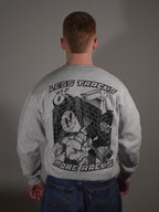 Grauer TiPTOE Sweater getragen von Model mit großem Backprint