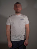 Weisses T-Shirt mit kleinem Frontlogo getragen von Model in klassischer Passform