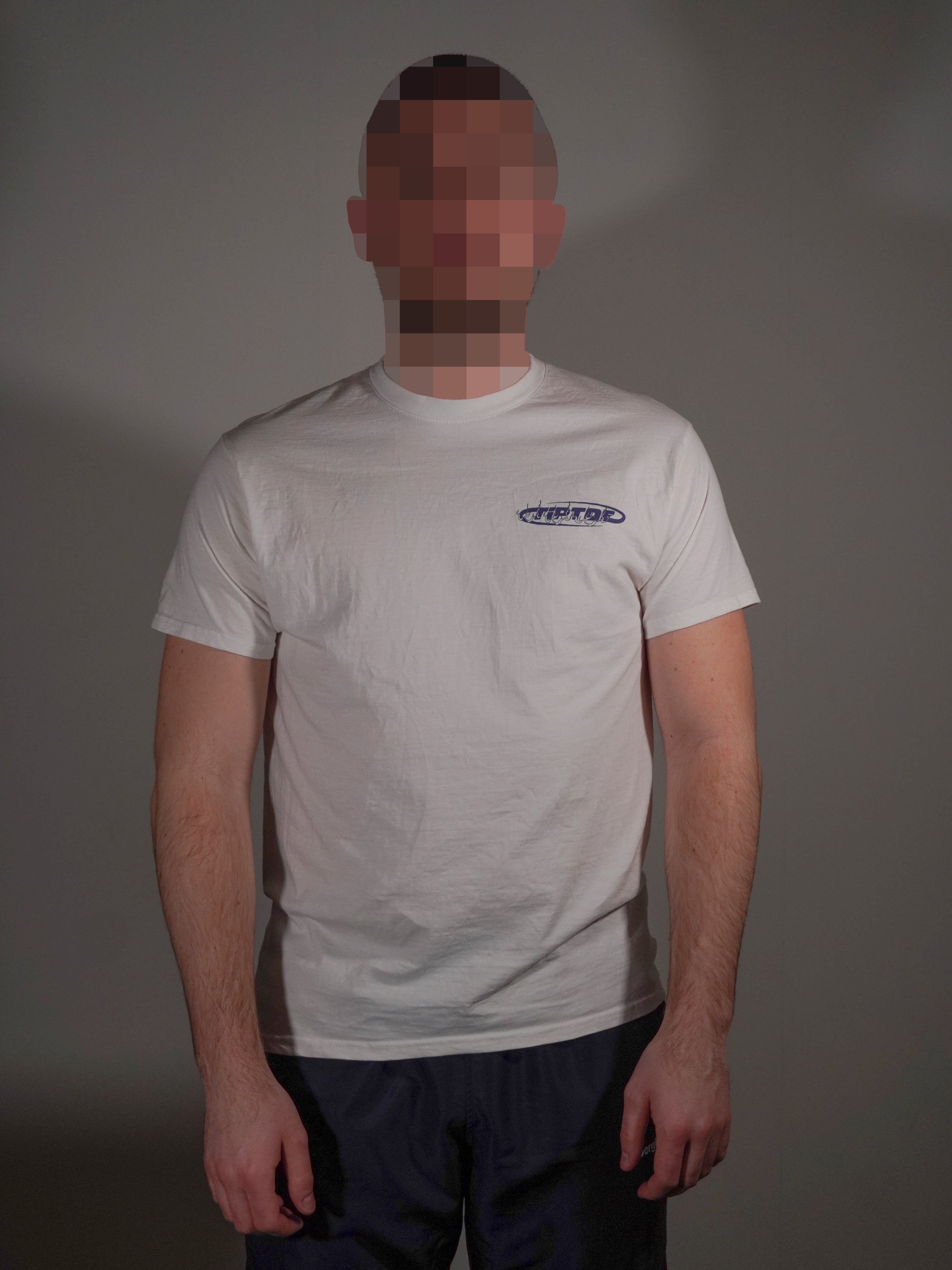 Weisses T-Shirt mit kleinem Frontlogo getragen von Model in klassischer Passform