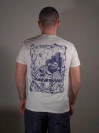 Rückansicht des weissen T-Shirts mit großflächigem Backprint
