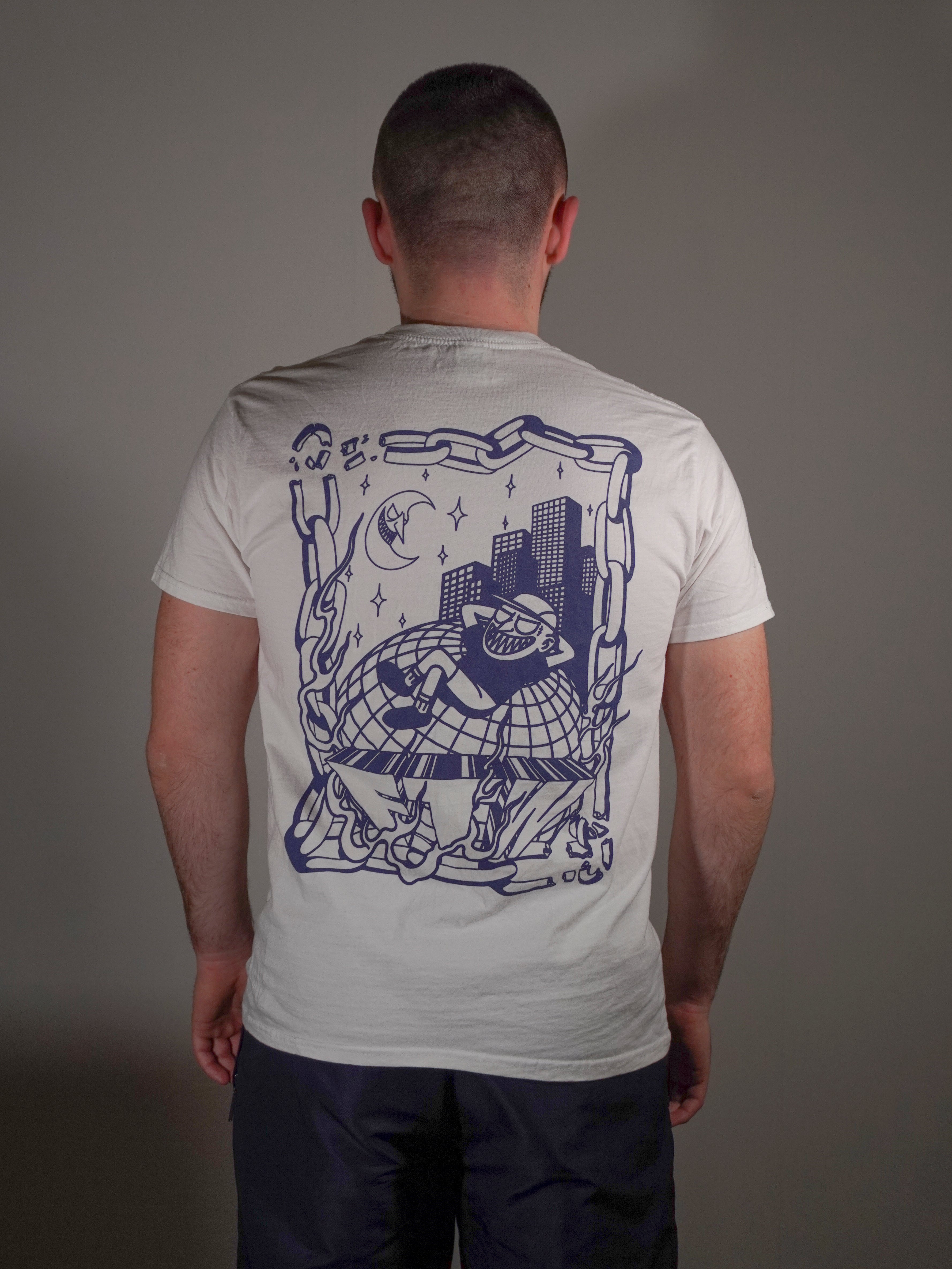 Rückansicht des weissen T-Shirts mit großflächigem Backprint
