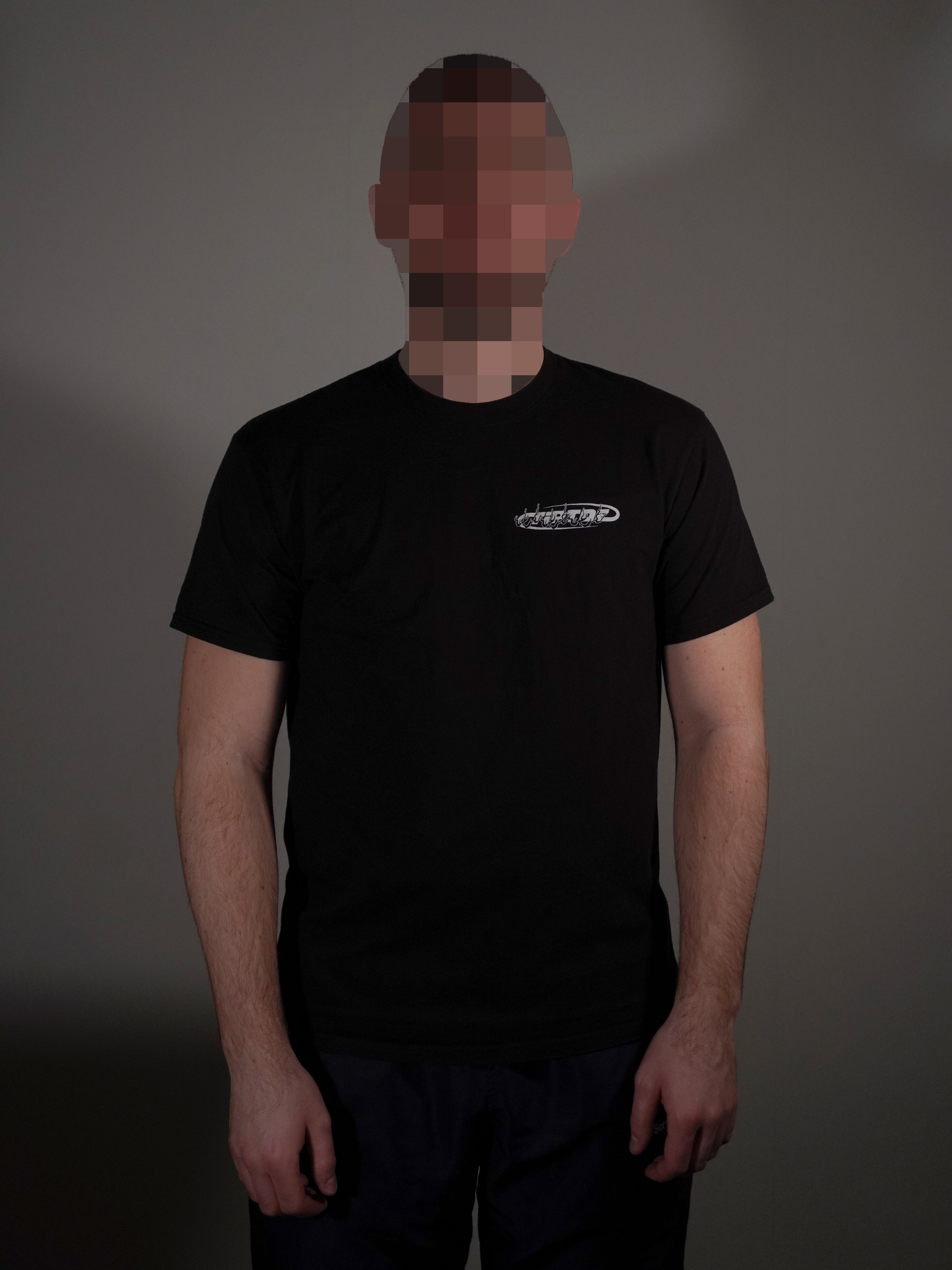 Schwarzes T-Shirt mit kleinem Frontlogo getragen von Model in klassischer Passform