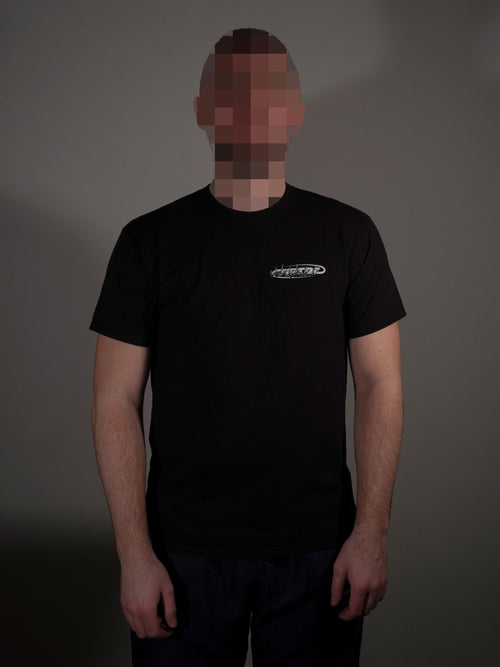 Schwarzes T-Shirt mit kleinem Frontlogo getragen von Model in klassischer Passform