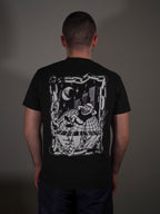 Rückansicht des schwarzen T-Shirts mit großflächigem Backprint