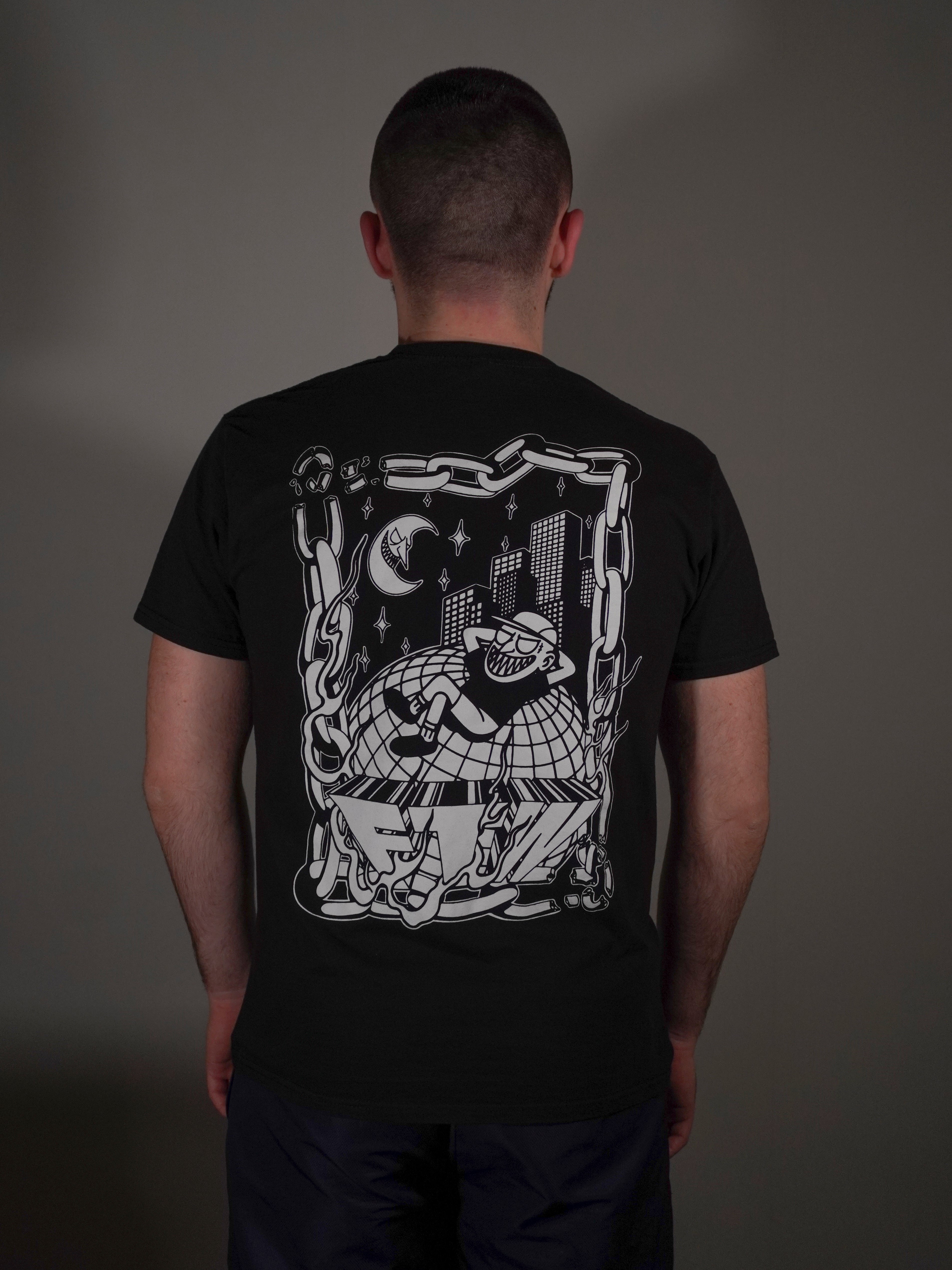 Rückansicht des schwarzen T-Shirts mit großflächigem Backprint