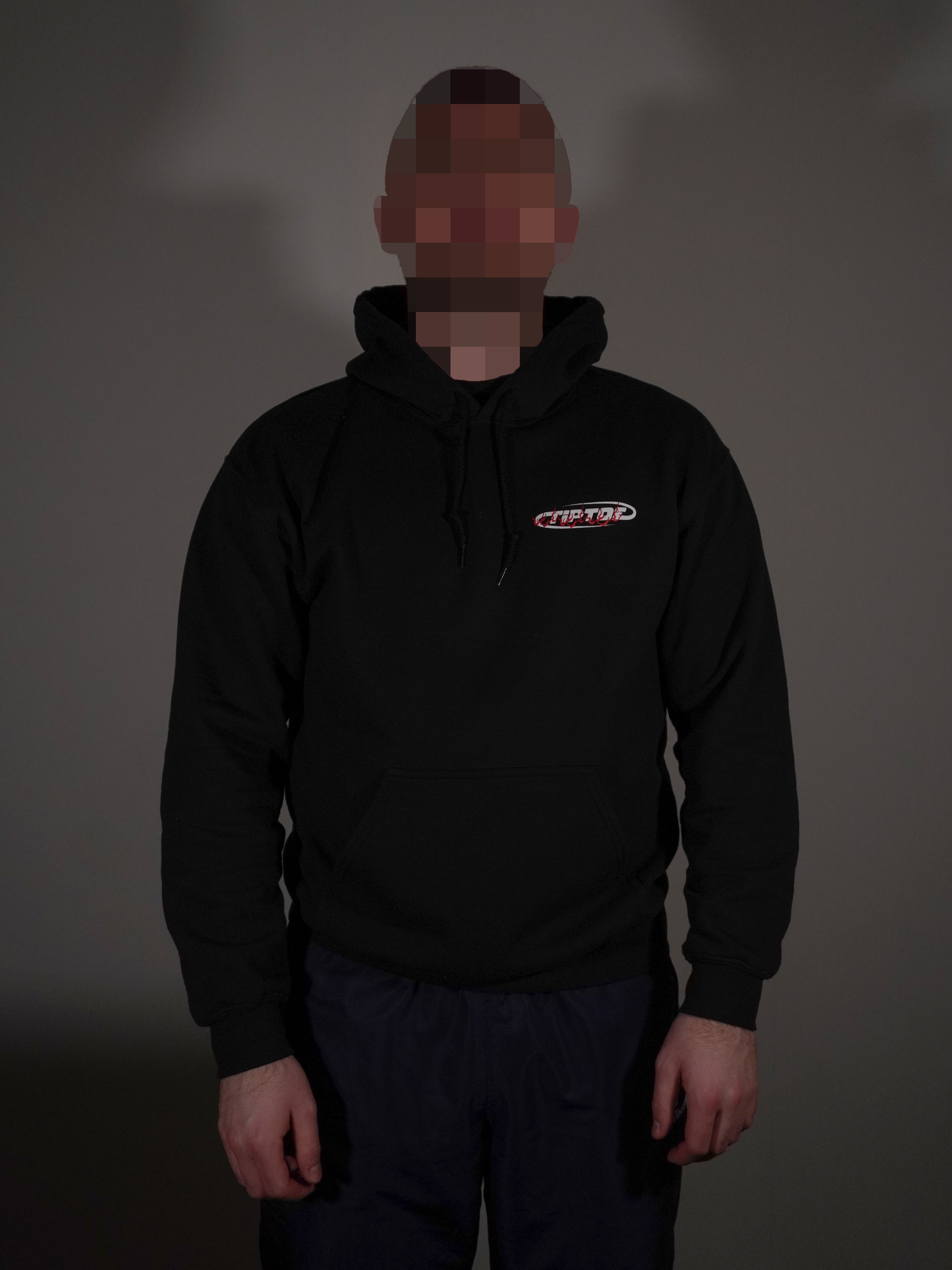 Schwarzer Hoodie mit kleinem Frontlogo getragen von Model in klassischer Passform