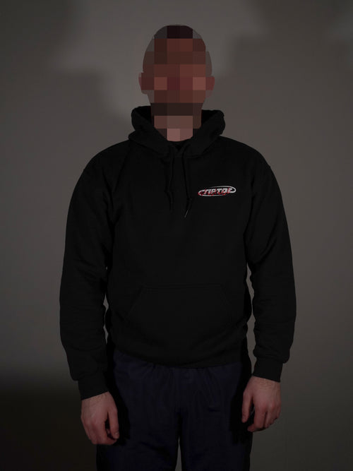 Schwarzer Hoodie mit kleinem Frontlogo getragen von Model in klassischer Passform