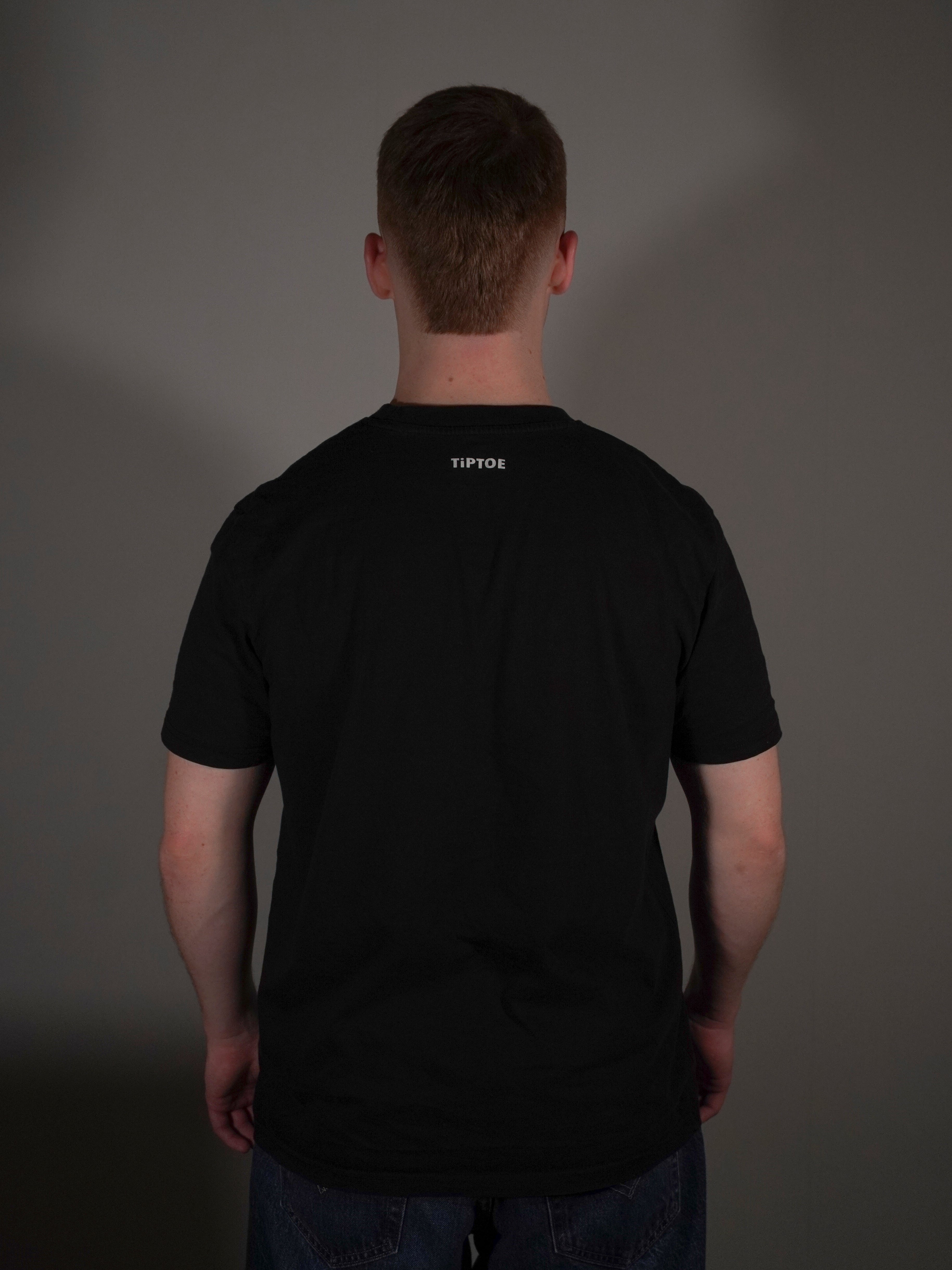 Rückansicht des schwarzen T-Shirts getragen von Model