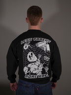 Schwarzer TiPTOE Sweater getragen von Model mit großem Backprint