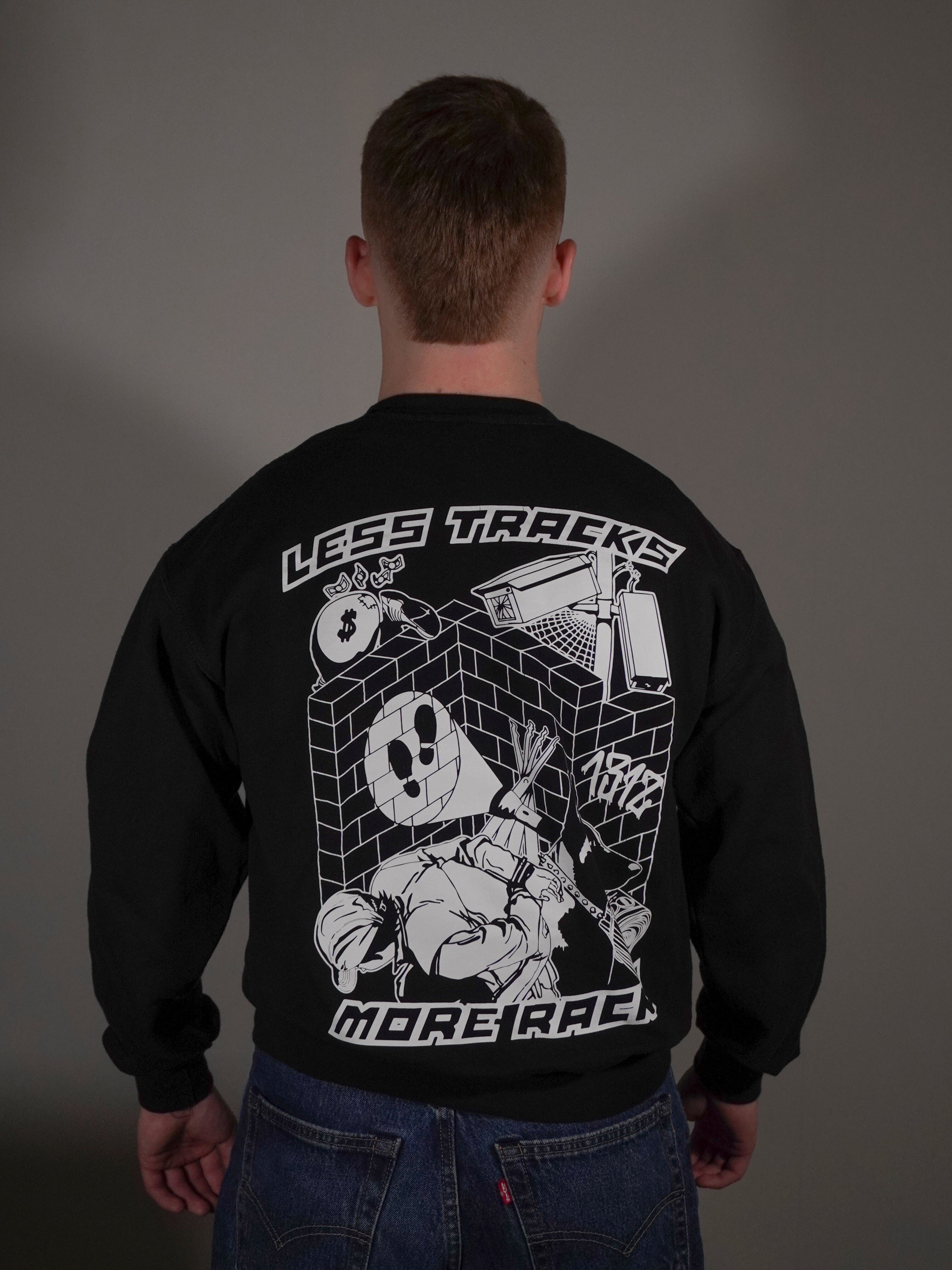 Schwarzer TiPTOE Sweater getragen von Model mit großem Backprint