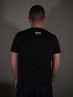 Rückansicht des schwarzen T-Shirts mit kleinem Nackenprint