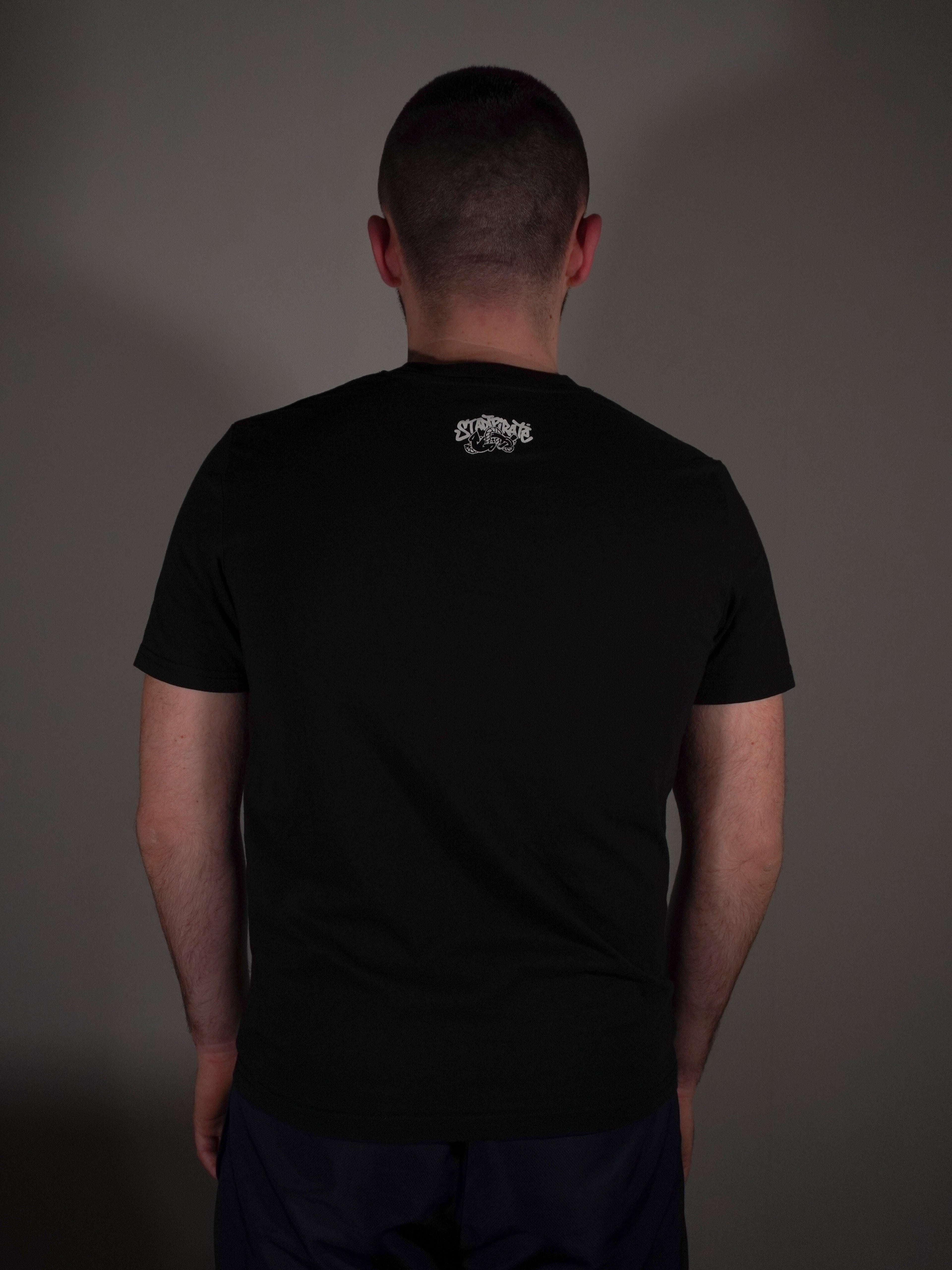 Rückansicht des schwarzen T-Shirts mit kleinem Nackenprint