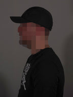 Seitenansicht der schwarzen Running Cap getragen von Model