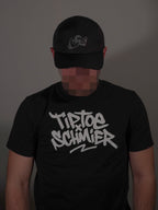 Schwarze Running Cap mit Frontlogo getragen von Model