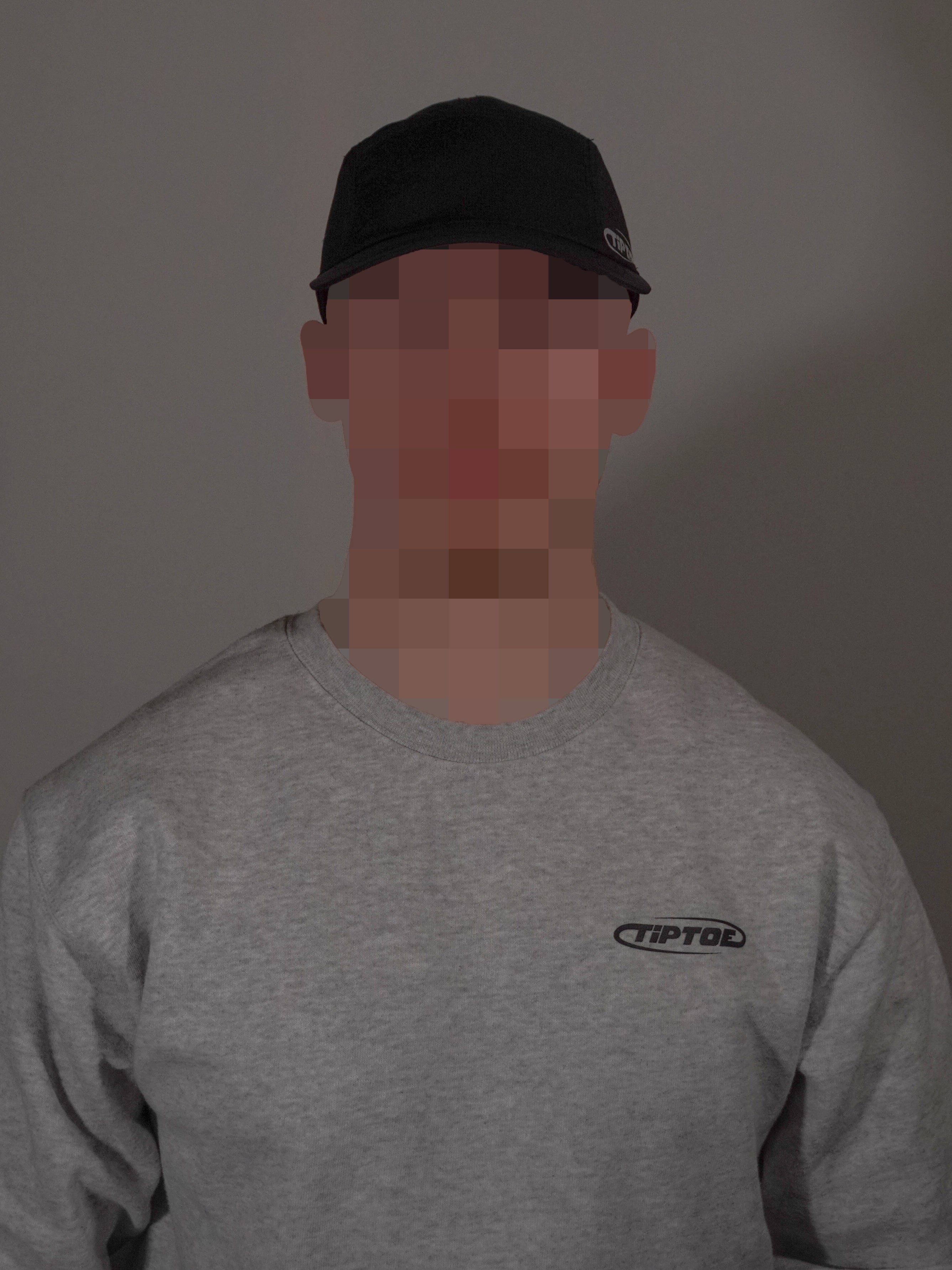 Frontansicht der schwarzen Running Cap getragen von Model