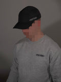 Schwarze TiPTOE Running Cap getragen von Model mit gebogenem Schirm