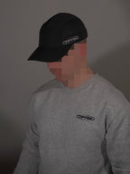 Schwarze TiPTOE Running Cap getragen von Model mit gebogenem Schirm